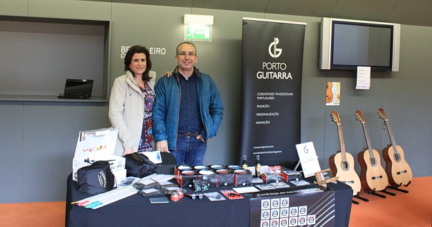 “Tico” Rodrigues et  Cristina Almeida sur le stand de Porto Guitarra. © Photo Sylviane Falcinelli